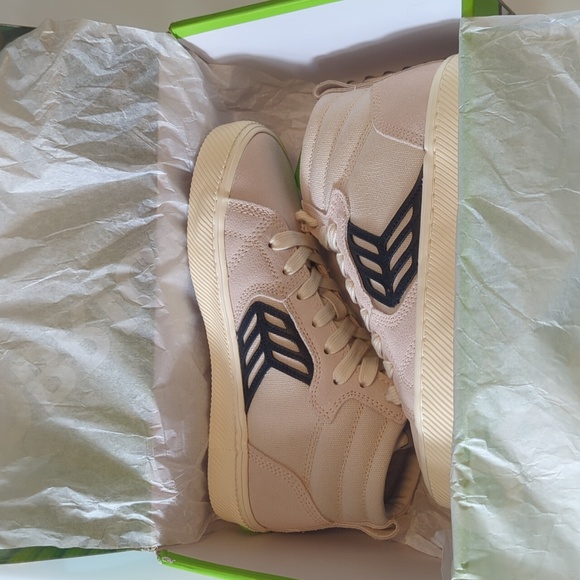 Cariuma (Off-white and Vintage White Suede) 5W - Picture 5 of 6